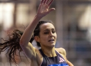 女足球运动员在国际比赛中勇敢奋斗