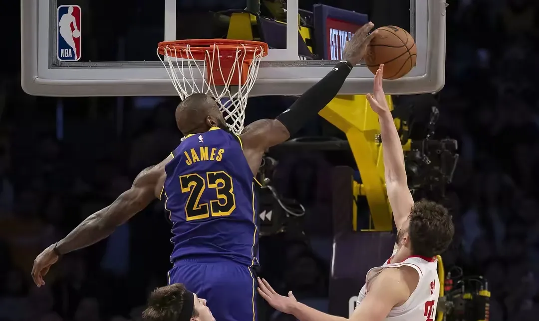 包含爵士三巨头联手,状态爆棚得分突破,詹姆斯冲击季后赛!的词条 包含爵士三巨头联手,状态爆棚得分突破,詹姆斯冲击季后赛!的词条