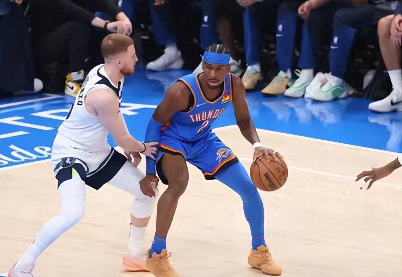 爵士绝杀时刻，威金斯点燃赛场，冲击季后赛迎来胜利！